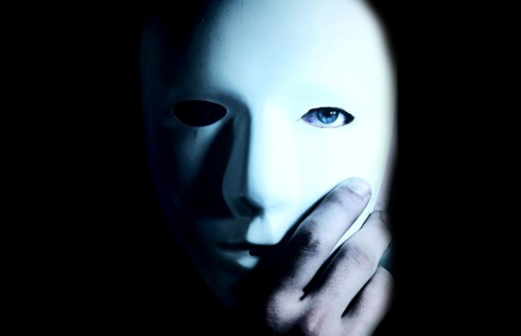 Neprijatelj pod MASKOM prijatelja: 8 Načina KAKO da prepoznate LAŽNU ljubaznu osobu