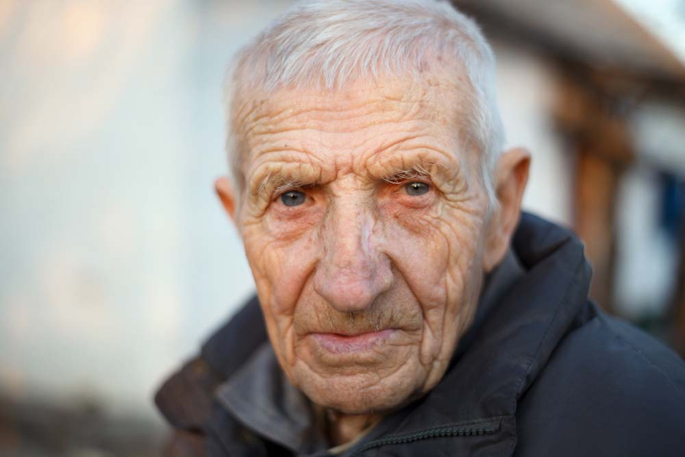 Starac nije htio preuzeti Božićni paket od poštara, a razlog će vas dovesti do suza