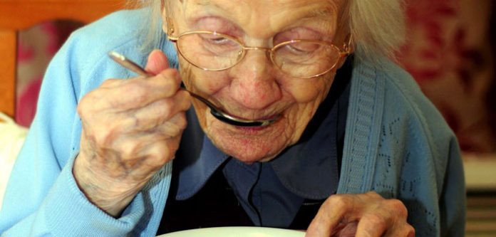 Baka (108) dala najkraći savjet za dug i sretan život: “Jedite zobenu kašu i izbjegavajte muškarce!”