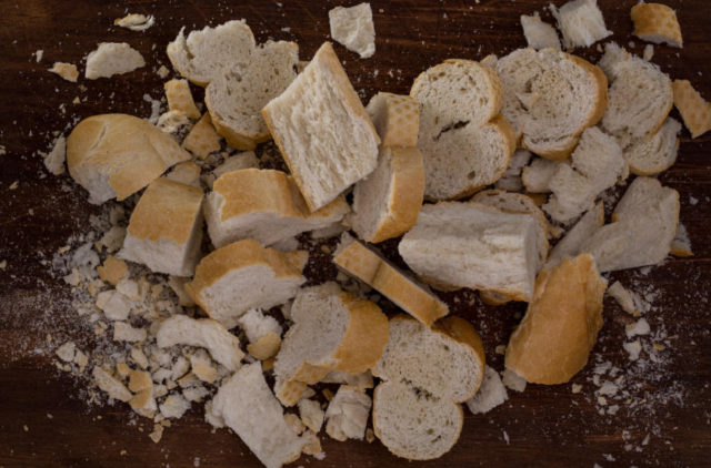 Priča od koje zastaje knedla u grlu: Ko baca hljeb u đubre sluti na zlo, i zlo mu dolazi