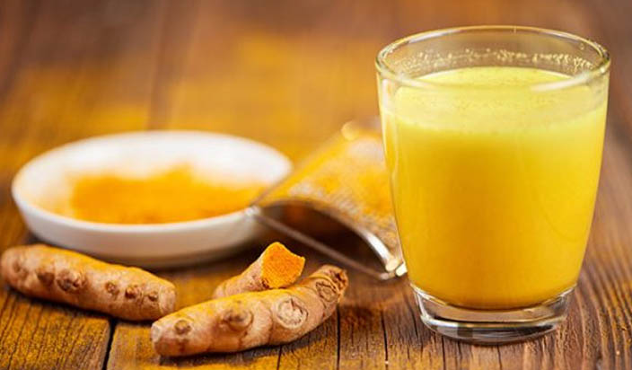 Topla voda sa kurkumom ujutro – nevjerovatna stvar za organizam!
