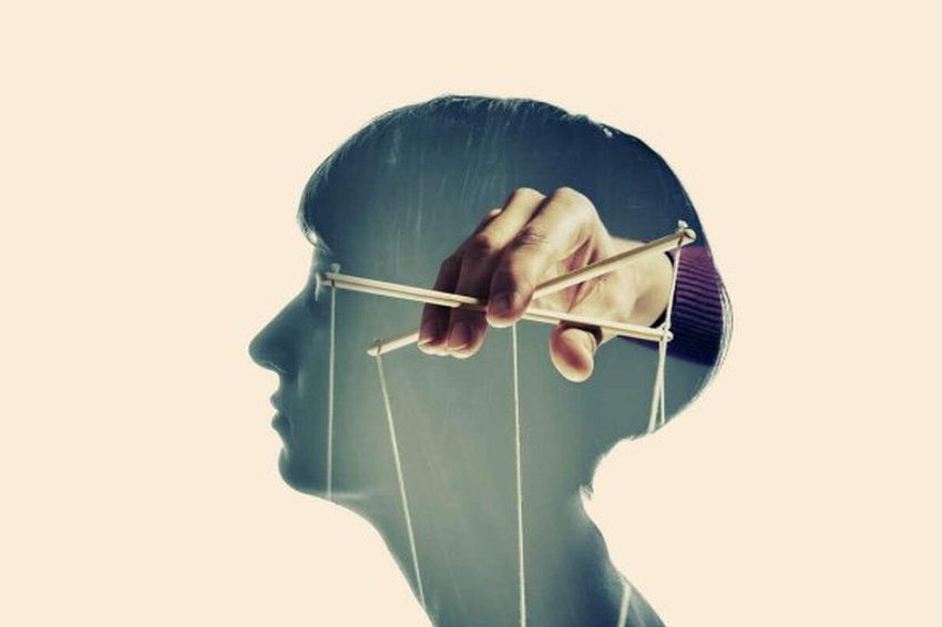 Ovo su metode manipulacije koje narcisoidne osobe koriste kako bi prodrle u vaš um