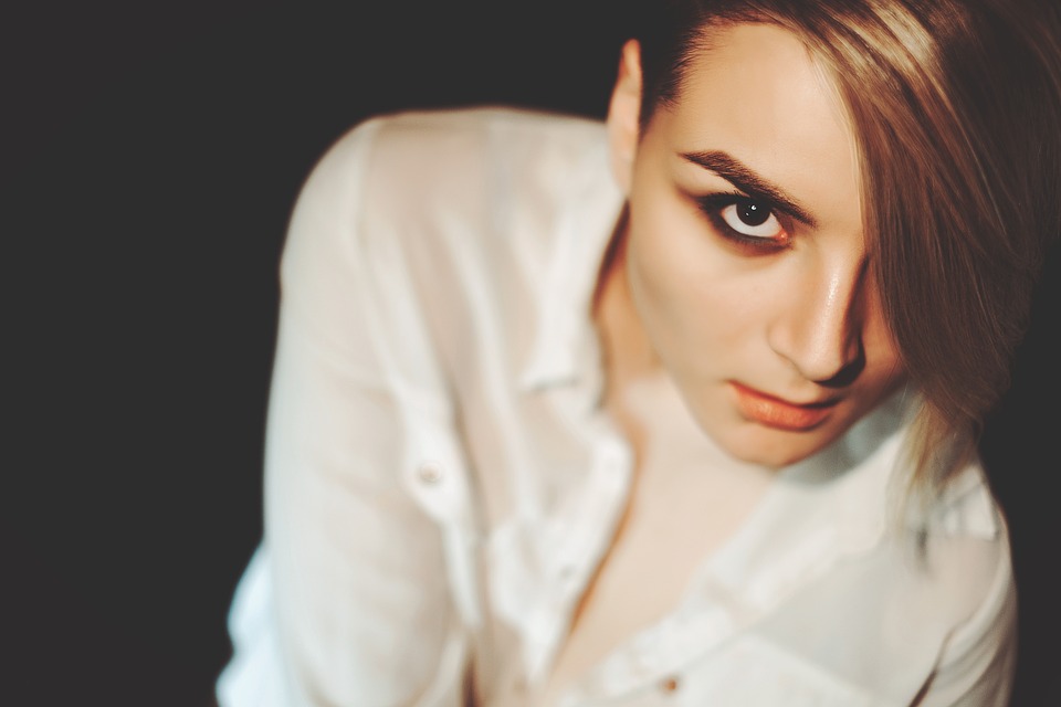 Ova djevojka je tražila bogatog muža da se uda. Evo šta joj je odgovorio jedan bankar…