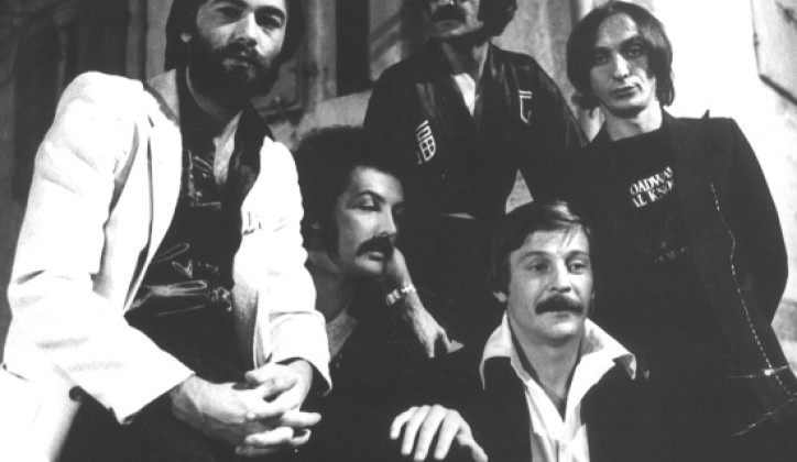 Indexi: Bacila je sve niz rijeku