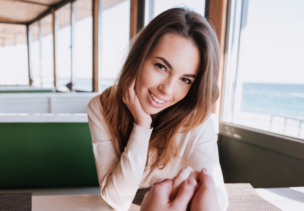 Nauka potvrdila: Ovako flertuju žene koje se svide skoro svakom muškarcu