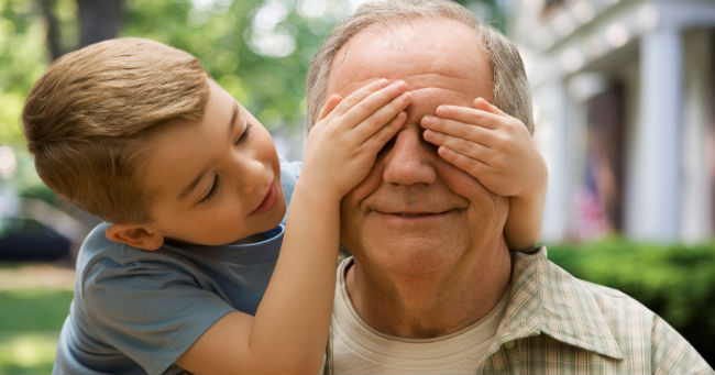 Djeca koja odrastaju uz bake i djedove sretnija su, pametnija i obrazovanija