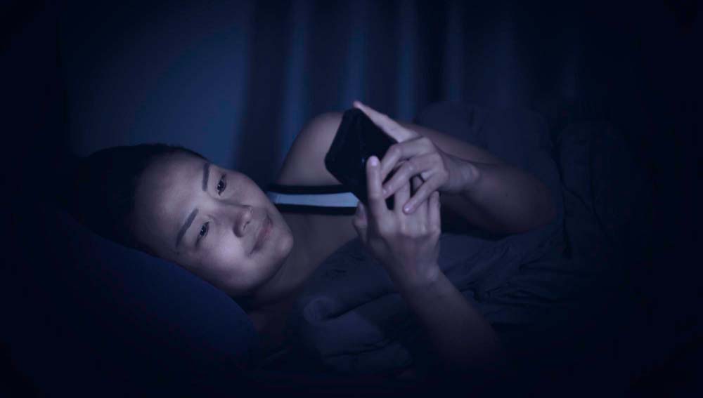 Evo zašto ne biste trebali držati mobitel pored kreveta dok spavate