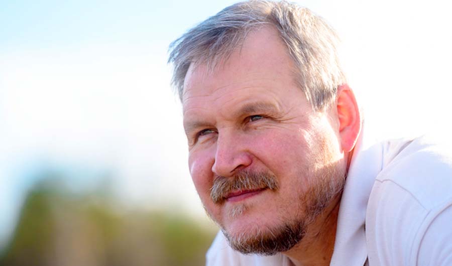 Što je ženi kraća suknja i potpetica veća, to je njen život gori: Poznati pisac bez dlake na jeziku