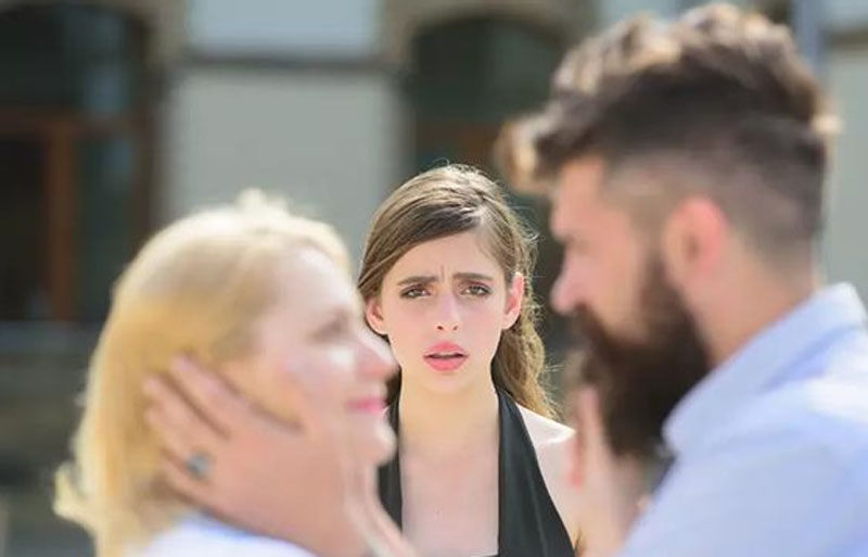 Pravi muškarac će prvo okončati brak pa tražiti drugu – Slabići traže druge opcije ženi iza leđa