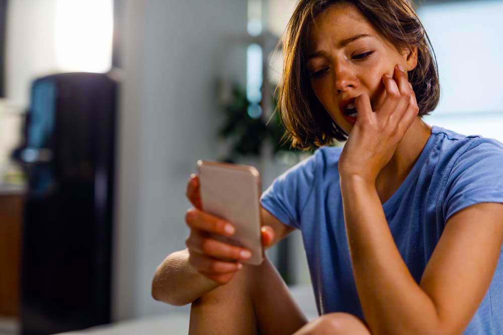 KADA MUŠKARAC PRESTANE DA ZOVE I ŠALJE PORUKE: Evo šta treba uraditi ako zavlada tišina koja boli – zaštitite svoje srce