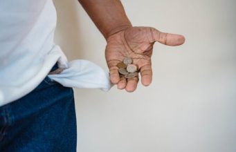 Ovih pet navika odaju siromaštvo ma koliko novca imali, tvrde finansijski stručnjaci