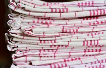 Izbjelite kuhinjske krpe bez otkuhavanja i veš mašine: Trik naših baka uz koji će zablistati kao da su nove