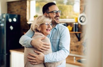 Supruga ni u kom slučaju ne bi trebala odvajati muža od majke – Psiholog objašnjava zašto