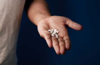 Poznati psiholog opominje: “Prestanite gutati tablete! Rad na sebi je terapija budućnosti.”