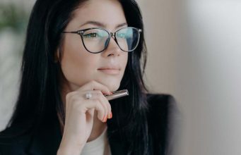 Ne komplikuju život već uživaju u njemu: Mlađim muškarcima su zrele žene neodoljive iz 7 razloga