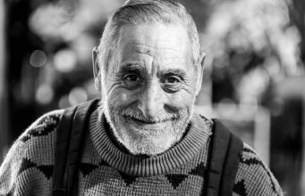 Zašto roditelji puni ljubavi često ostaju sami u starosti – Deda mudro objasnio