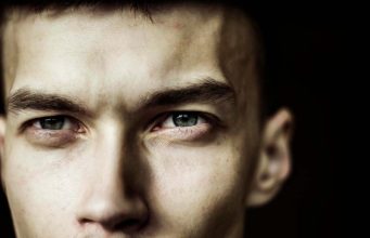 Oni što vas kopiraju potajno vam zavide: 8 znakova da je neko ljubomoran na vas