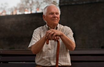 „Treba ostati čovjek čak i kad neljudi prolaze kroz tvoj život.“ – Životna mudrost jednog dede