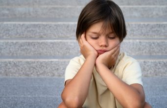 Svaka osoba koja je imala nesrećno djetinjstvo ima ovih 10 karakteristika – Lako je prepoznati ljude s teškom traumom