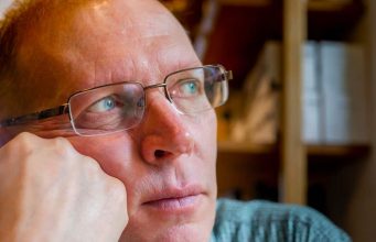 Nesrećni smo jer imamo previše vremena da mislimo o glupostima: 3 životna pravila D. Karnegija