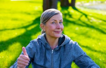 Moje ćutanje ne znači da ja ne znam šta ljudi govore iza mojih leđa. Moje ćutanje je samo znak da oni ne zaslužuju moj komentar. – Poruka jedne žene