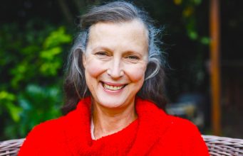 Nije kraljica žena koja ima krunu. Kraljica je žena koja pored svih briga i problema ima osmijeh. – Poruka za sve žene