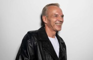 Nikad ne mrzi ljude koji su ljubomorni na tebe, već poštuj njihovu ljubomoru. To su ljudi koji misle da si bolji od njih.