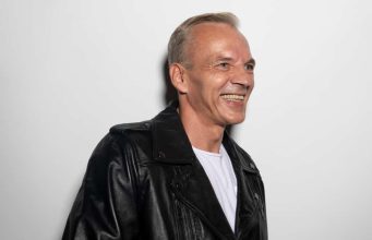 Nikad ne mrzi ljude koji su ljubomorni na tebe, već poštuj njihovu ljubomoru. To su ljudi koji misle da si bolji od njih.