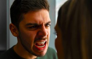 Moj muž razbija namještaj i baca moje stvari kroz vrata kad se jako posvađamo – Tužna priča žene