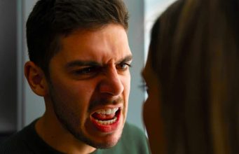 Moj muž razbija namještaj i baca moje stvari kroz vrata kad se jako posvađamo – Tužna priča žene