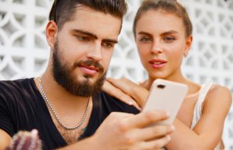 Vaš partner nema pravo da vam čačka po telefonu: 5 granica koje se ne bi smjele prelaziti u ljubavi