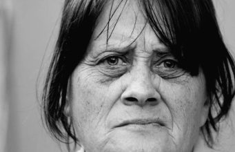 Pokazivanje svojih emocija ljudima je kao krvariti pored ajkule. – Priča žene