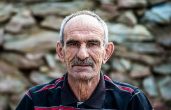 Dno ostaje dno, ma kako vi čašu okrenuli. E, tako je i sa ljudima. – Životna mudrost koja se uči na teži način