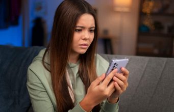 Ove poruke na njegovom telefonu možda otkrivaju aferu koju vješto skriva