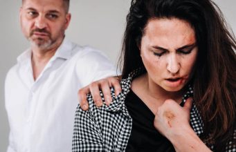 Na prvi pogled neprimjetno – ali ova 4 znaka te upozoravaju na zlu osobu