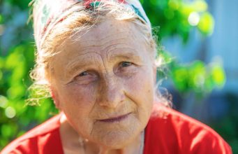 „Poštuj sebe dovoljno da se udaljiš od nepoštovanja.“ – Mudre riječi bake