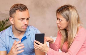 Muškarci koji varaju imaju jednu zajedničku naviku – a većina žena je ne primjećuje